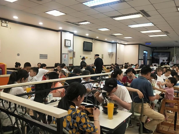 康德專注于食品調(diào)味料已十八年有余，一直注重出品的安全、穩(wěn)定，強調(diào)給商家?guī)韽N師便捷,出品穩(wěn)定，減少能耗，安全有保障！歡迎有意合作老板質(zhì)詢來工廠考察！